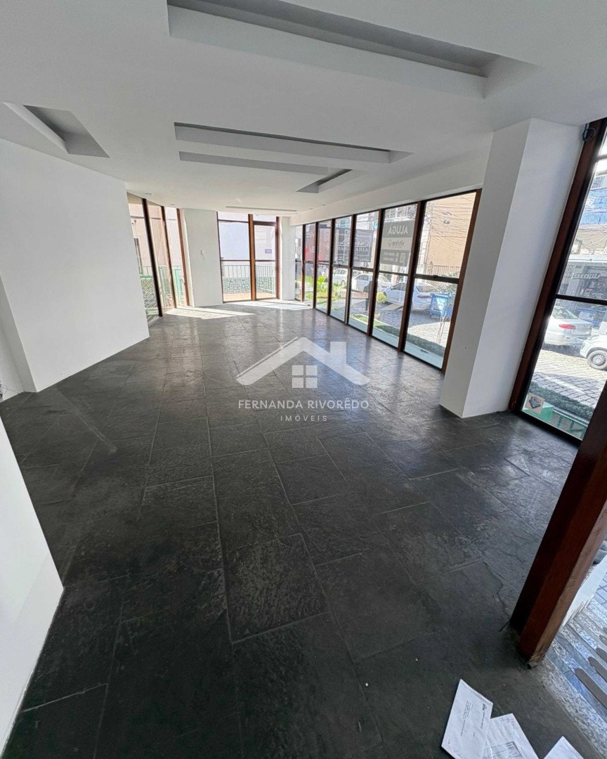 Loja para venda ou aluguel - Centro, Nova Friburgo - RJ. Valor para venda: R$ 500.000,00. Valor de aluguel: R$ 3.000,00.